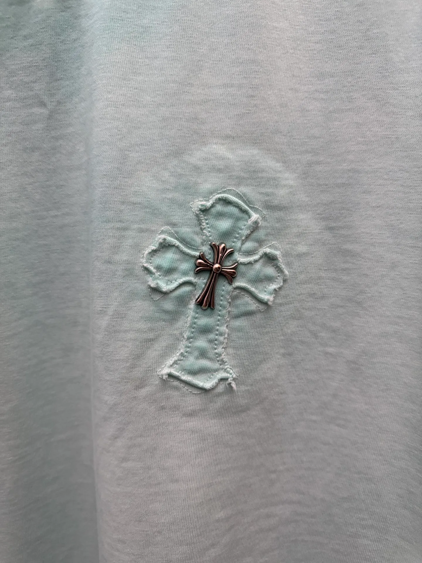 P200 top version, real shot without P, ​​different from market currency) 𝗖𝗵𝗿𝗼𝗺𝗲 𝗛𝗲𝗮𝗿𝘁𝘀/Croxin 2026 spring new original single counter American laser burnt patch embroidered couple short sleeves 👑The highest version! Customized fabric 330g, washed and fried. Best-selling model at the counter. Very comfortable to wear. Accessories: Original molded and authenticated collar label➕100% silk wash label. Genuine purchase-grade original hangtag➕matching hanging rope➕3D hanging beads➕original packaging bag. Craftsmanship: The original version has consistent wiring! The highest version of the armhole matching technique! Color: Khaki Black Rose Red Light Blue Purple Size: S M L XL Style Number: 26-2002